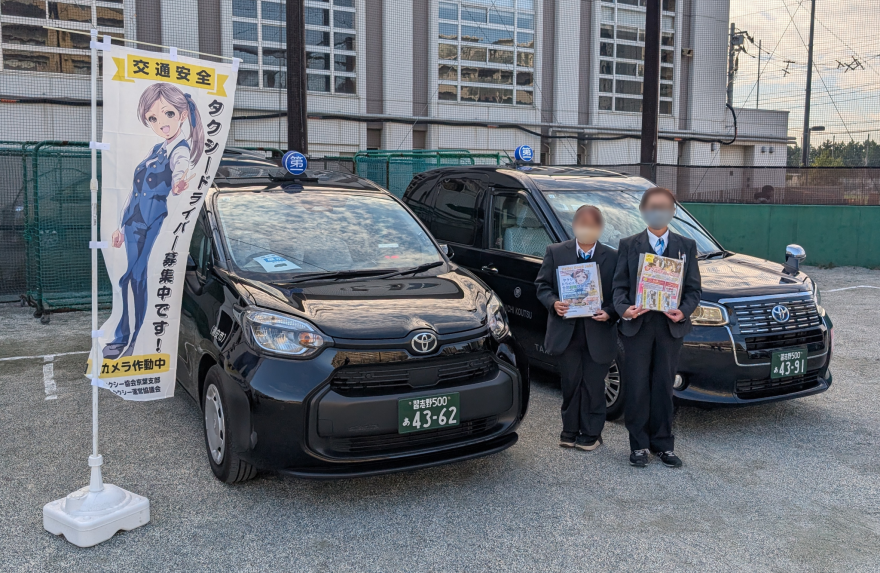 ラクスルで作成したのぼりと社員のお二人で一枚